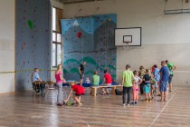 Zbiranje tekmovalcev v spremstvu staršev title=