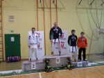 Zmagovalni oder najboljših mladincev v katah s prvouvrščenim Datejem Dajčmanom in tretjeuvrščenim Binetom Kolarjem title=