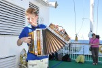 3. 9. – Rene Črešnar ima tudi na trajektu harmoniko vedno pri roki za razvedrilo prisotnih title=