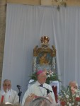 Sv. maša zaradi majhnosti cerkve poteka 15. 8. na prostem, v prijetnem hladu borovega gozda title=