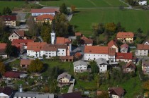 Center s cerkvijo sv. Križa, gasilskim domom, šolo in občinsko stavbo title=