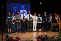 Prejemniki županovih priznanj z leve: Timotej Škrinjar, Rosandi Črešnar, kegljaška sekcija DU zanjo Zvonko Petelin, pihalna godba zanjo Bogdan Španbauer, Lovska družina Puščava zanjo Tomaž Golob, župan, Milena Fornezzi, PGD Lovrenc zanjo Boštjan Kačič title=