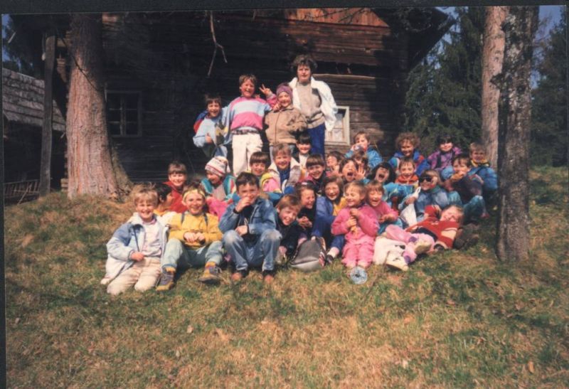 Planinci z razredne stopnje z mentorico Cvetko Arl pri Pavlaku (februar 1992)
